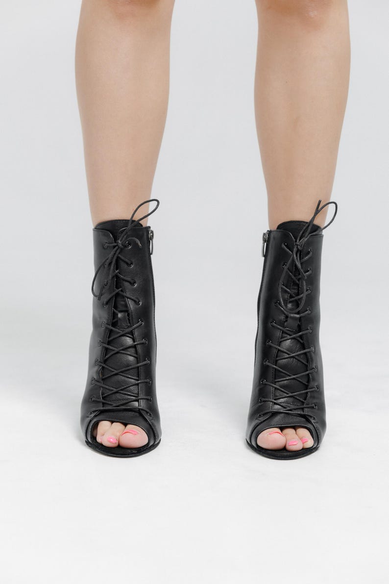 Zapatos de tacón con cordones y puntera abierta, de piel negra, para baile profesional. leather9.5 cm(3.7in)