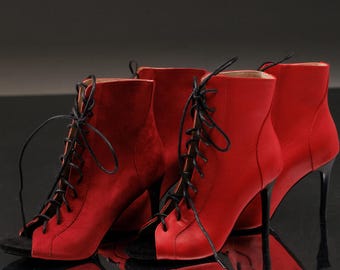 Botas de dança vermelhas de couro com cadarço e salto fino de 9 cm, cabedal em camurça.