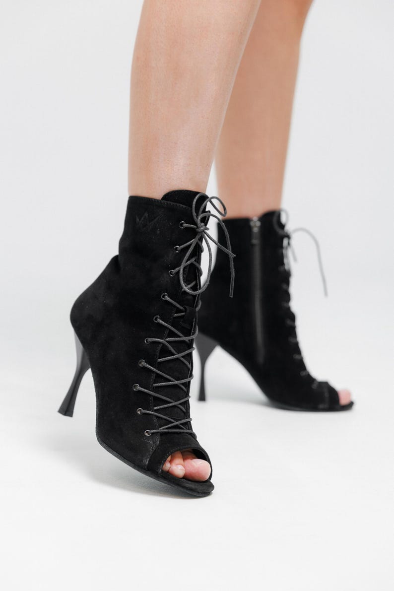 Zapatos de tacón con cordones y puntera abierta, de piel negra, para baile profesional. imagen 4