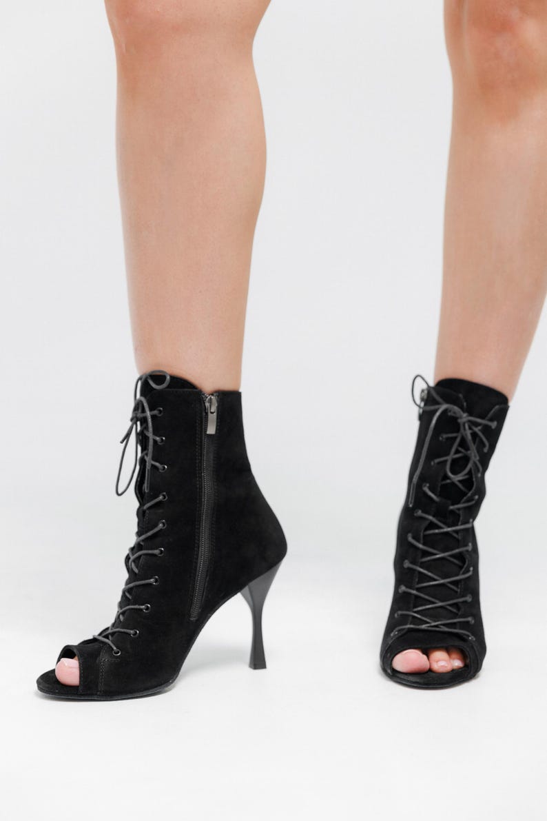 Zapatos de tacón con cordones y puntera abierta, de piel negra, para baile profesional. imagen 17