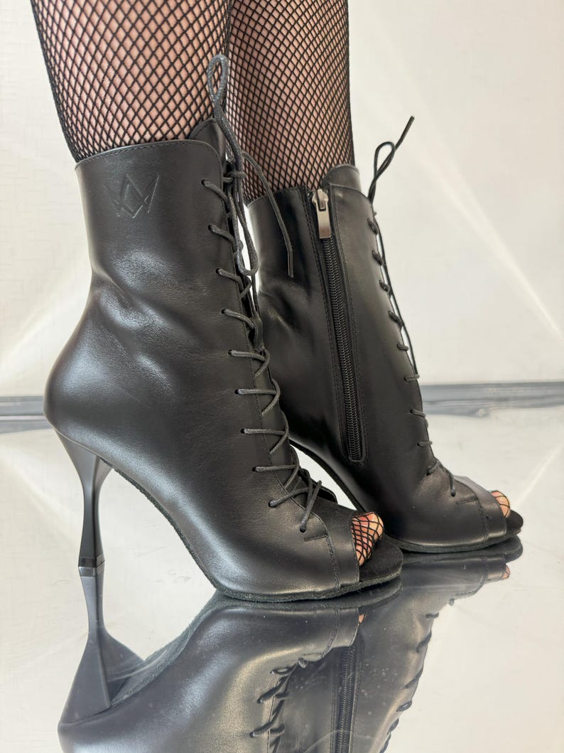 Zapatos de tacón con cordones y puntera abierta, de piel negra, para baile profesional. imagen 12