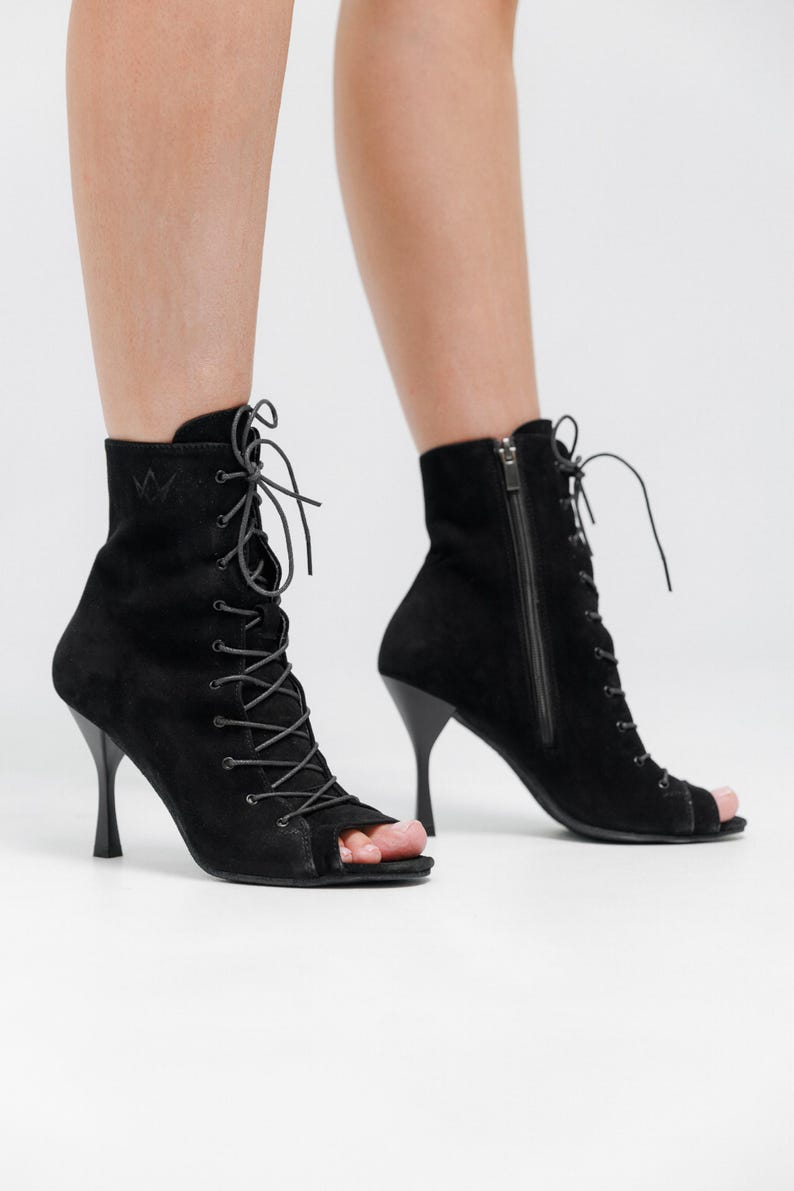 Zapatos de tacón con cordones y puntera abierta, de piel negra, para baile profesional. imagen 3