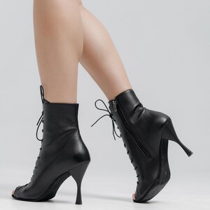 Zapatos de tacón con cordones y puntera abierta, de piel negra, para baile profesional. imagen 10