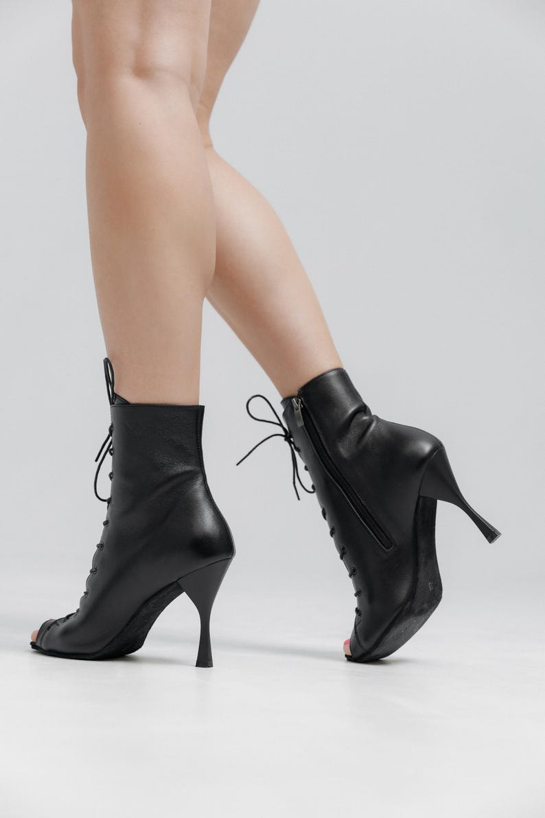 Zapatos de tacón con cordones y puntera abierta, de piel negra, para baile profesional. imagen 10