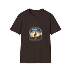 Op de afbeelding: Bruin t-shirt met een afbeelding. De afbeelding toont een ouder en kind die naar een zonsondergang lopen, met de woorden "MARCH FORTH" erboven. De afbeelding bevat ook de woorden "PURPOSE - STRENGTH - WISDOM - CONSISTENCY - LOVE".