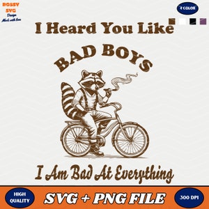 Può includere: Un procione marrone con un cappello e bretelle guida una bicicletta con una sigaretta in bocca. Il testo "I Heard You Like Bad Boys I Am Bad At Everything" è scritto in marrone.