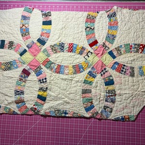 Beautiful "Double Wedding Ring" Quilt PIECE, Antique Quilt Piece, Hand Quilted, Vintage Cutter Quilt Piece, Great for Crafting