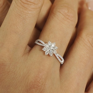 Anello in oro 14 carati con diamanti coltivati in laboratorio da 0,74 CTW, anello di fidanzamento con alone di diamanti a grappolo in stile floreale, anello con diamanti rotondi per donna, anello nuziale a forma di fiore