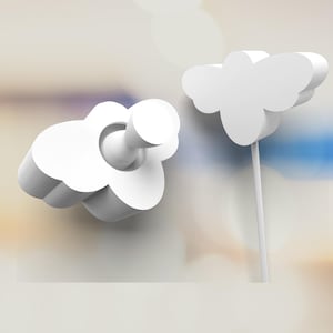 以下が含まれることがあります： 2つの白い雲型の装飾品。1つは円筒形のペグが付いた壁掛けフックで、もう1つは棒の上の雲です。これらのアイテムは、固くて不透明な素材でできており、ぼやけた背景に配置されています。