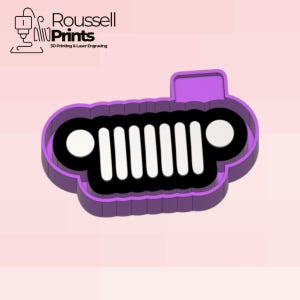 Può includere: Un oggetto a forma di griglia Jeep viola e nera. L'oggetto ha una griglia nera con barre verticali bianche e fari circolari bianchi. L'oggetto è circondato da un bordo viola. Il testo "Roussell Prints" e "3D Printing & Laser Engraving" si trova nell'angolo in alto a sinistra.