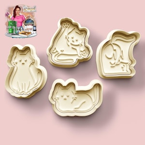 Può includere: Quattro formine per biscotti a forma di gatto beige su sfondo rosa. Le formine presentano diverse pose di gatto: seduto, che gioca e che si rilassa. Le formine sono in plastica e sono progettate per la cottura. L'immagine include anche una piccola illustrazione nell'angolo in alto a sinistra.
