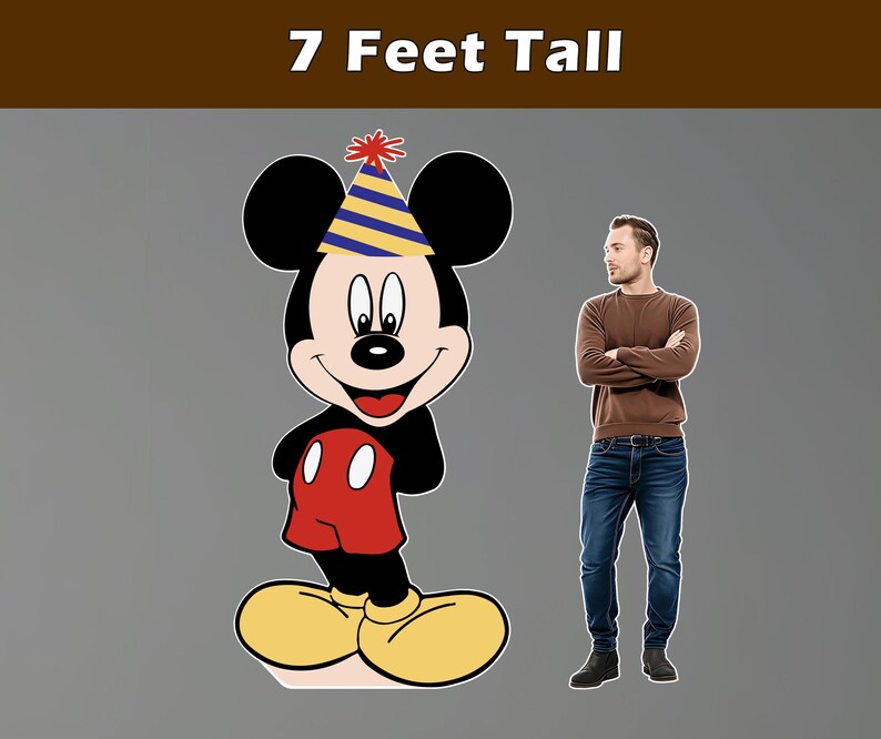 Puede incluir: Un gran recorte de dibujos animados de Mickey Mouse con un gorro de fiesta, de pie junto a un hombre. El recorte mide 213 cm de altura. Mickey Mouse lleva una camisa roja, zapatos amarillos y pantalones cortos negros. El hombre lleva un su&eacute;ter marr&oacute;n y vaqueros azules.