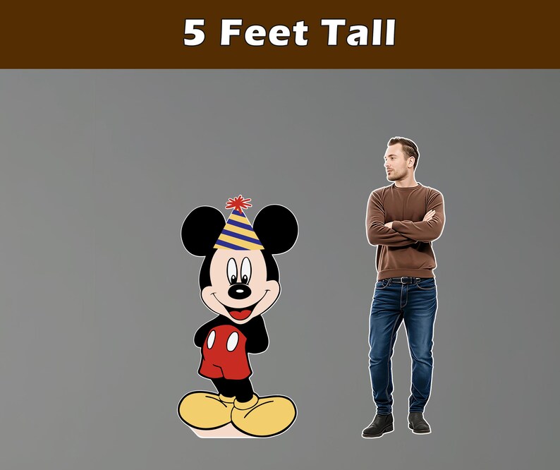 Puede incluir: Un recorte de Mickey Mouse de 152 cm de altura con un gorro de fiesta, junto a un hombre. Mickey Mouse lleva su atuendo cl&aacute;sico con pantalones cortos rojos, zapatos amarillos y guantes blancos. El texto "5 Feet Tall" est&aacute; arriba.