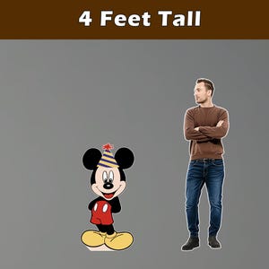 Puede incluir: Un recorte de dibujos animados de Mickey Mouse con un gorro de fiesta, junto a un hombre. El texto "4 Feet Tall" est&aacute; en la parte superior. Mickey Mouse lleva pantalones cortos rojos, zapatos amarillos y guantes negros. El hombre lleva un su&eacute;ter marr&oacute;n y vaqueros azules.