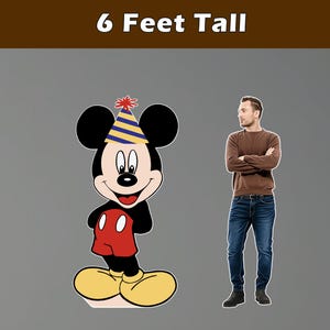 Puede incluir: Un gran recorte colorido de Mickey Mouse con un gorro de fiesta, de pie junto a un hombre. El texto "6 Feet Tall" est&aacute; en la parte superior. Mickey lleva su atuendo cl&aacute;sico con pantalones cortos rojos, zapatos amarillos y guantes negros.