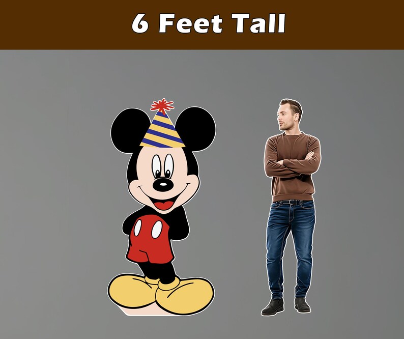 Puede incluir: Un gran recorte colorido de Mickey Mouse con un gorro de fiesta, de pie junto a un hombre. El texto "6 Feet Tall" est&aacute; en la parte superior. Mickey lleva su atuendo cl&aacute;sico con pantalones cortos rojos, zapatos amarillos y guantes negros.