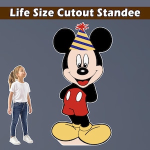 Puede incluir: Un recorte de tama&ntilde;o natural de Mickey Mouse con un gorro de fiesta. Mickey lleva su atuendo cl&aacute;sico: cuerpo negro, pantalones cortos rojos, zapatos amarillos y guantes blancos. El texto "Life Size Cutout Standee" est&aacute; en la parte superior.