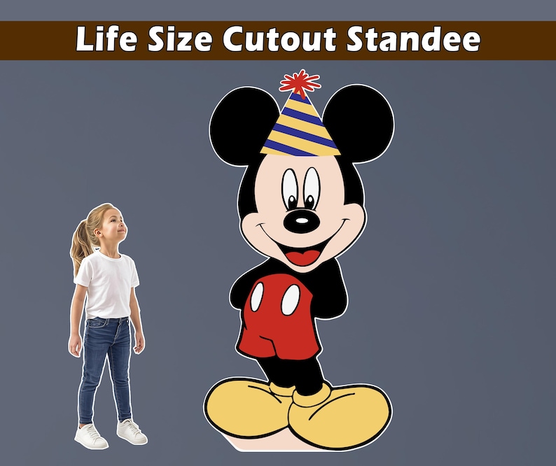 Puede incluir: Un recorte de tama&ntilde;o natural de Mickey Mouse con un gorro de fiesta. Mickey lleva su atuendo cl&aacute;sico: cuerpo negro, pantalones cortos rojos, zapatos amarillos y guantes blancos. El texto "Life Size Cutout Standee" est&aacute; en la parte superior.
