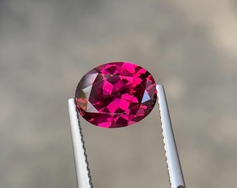 2,82 ct nieobrobiony granat rodolitowy: różowoczerwony owalny kamień szlachetny, Tanzania