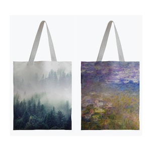 Puede incluir: Dos bolsas de tela con diseños diferentes. La bolsa de la izquierda tiene una escena de bosque brumoso con árboles verdes. La bolsa de la derecha tiene una pintura abstracta colorida de nenúfares.