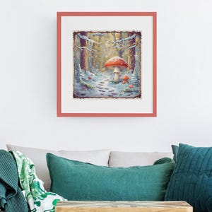 Peut inclure: Une illustration encadrée d'une scène de forêt enneigée avec un champignon rouge et blanc au centre du chemin. Le chemin est bordé d'empreintes de pas et il y a des champignons plus petits en arrière-plan.