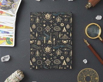 Cuaderno de Tarot de tapa dura con símbolos celestiales dorados y negros, con líneas y ocultismo brujo