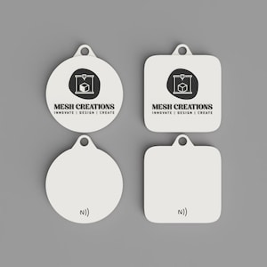 Peut inclure: Quatre étiquettes blanches avec un trou en haut pour suspendre. Deux étiquettes sont rondes et deux sont carrées. Chaque étiquette porte le texte "MESH CREATIONS INNOVATE | DESIGN | CREATE" et un logo d'imprimante 3D. Les étiquettes du bas portent le symbole "2))".