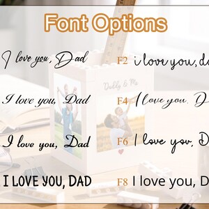 以下が含まれることがあります： 「Daddy & Me」と「I love you, Dad」の文字が様々なフォントで書かれた白いパーソナライズされたフォトブロック。ブロックには家族写真と定規が入っています。「Font Options」が上部に書かれています。