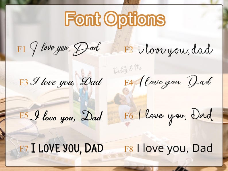 以下が含まれることがあります： 「Daddy & Me」と「I love you, Dad」の文字が様々なフォントで書かれた白いパーソナライズされたフォトブロック。ブロックには家族写真と定規が入っています。「Font Options」が上部に書かれています。