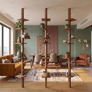 Étagère de rangement flottante en bois massif, style moderne du milieu du siècle, allant du sol au plafond.