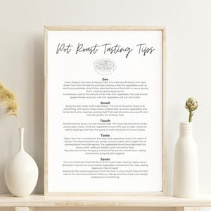 Puede incluir: Un póster imprimible con consejos para degustar un asado de carne. El póster presenta una ilustración en blanco y negro de un asado de carne con verduras. El texto en el póster incluye las palabras "Ver", "Oler", "Tocar", "Probar" y "Saborear".