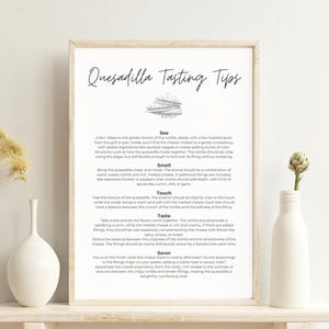 Puede incluir: Un póster imprimible con consejos sobre cómo degustar una quesadilla. El póster presenta una ilustración en blanco y negro de una quesadilla y el texto "Quesadilla Tasting Tips" en una fuente negra sans-serif. El póster está dividido en cinco secciones: Ver, Oler, Tocar, Probar y Saborear. Cada sección incluye una descripción de cómo usar tus sentidos para apreciar la quesadilla.