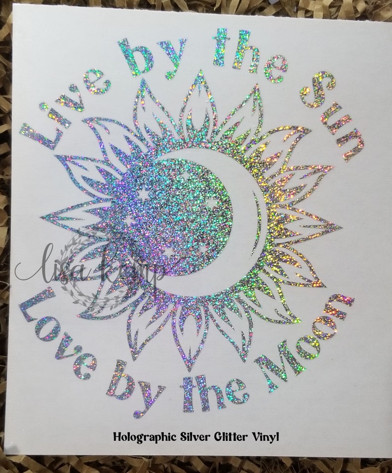 Peut inclure: Un autocollant en vinyle paillet&eacute; argent&eacute; holographique avec le texte "Live by the sun, Love by the moon". L'autocollant pr&eacute;sente un motif de soleil et de lune avec une forme de croissant de lune.
