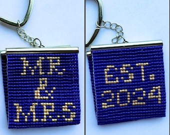 Etwas Blaues Mr & Mrs 2024 - Handgemachter doppelseitiger Perlenschlüsselring