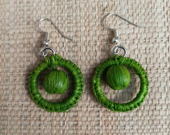 Grüne Rafia-Ohrringe, Handgefertigt mit Liebe
