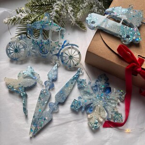 Handgemaakte harskerstversieringen – Glitter kerstversieringen | Set van 2–6 | Unieke epoxykunstwerken in geschenkverpakking