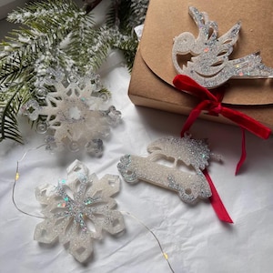 Elegante handgemaakte harsornamenten – Kerstboomversieringen | Cadeauset voor de feestdagen met glitter