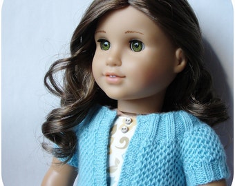 Cardigã Pip com pala arredondada e bolsos - Molde de tricô em PDF para bonecas American Girl de 45 cm - Download instantâneo