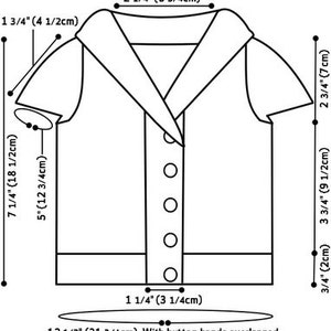 Pu&ograve; includere: Un disegno in bianco e nero di una camicia con colletto, maniche corte e una patta con bottoni. La camicia ha misure in pollici e centimetri.