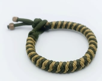 Pulseira de paracord verde militar — feita à mão, ajustável, com nó deslizante.