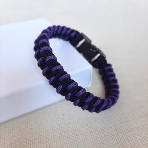 Zwarte en paarse paracord armband voor mannen Paarse armband koord sieraden voor mannen Surf armband cadeaus voor hem Macramé armband zwarte armband