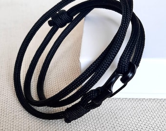Pulsera de paracord negra hecha a mano para hombre: pulsera de cuerda ajustable con gancho de metal.