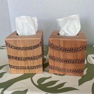 Soporte para caja de pañuelos de madera grabado con láser Lei hawaiano (Puakenikeni, Pikake, Crown Flower, Pakalana)