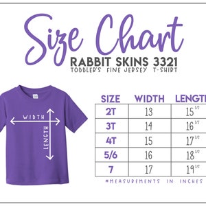 K&ouml;nnte beinhalten: Gr&ouml;&szlig;entabelle f&uuml;r Feinjersey-T-Shirts f&uuml;r Kleinkinder von Rabbit Skins, die die Gr&ouml;&szlig;en 2T bis 7 mit den entsprechenden Breiten- und L&auml;ngenma&szlig;en in Zoll angibt.
