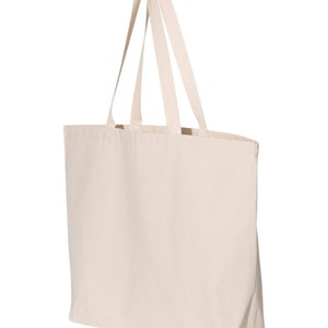 Op de afbeelding: Een grote, natuurlijke canvas tote bag met twee lange handvatten. De tas is leeg en klaar om gevuld te worden.