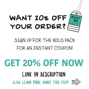 Op de afbeelding: Een afbeelding met de tekst "WANT 20% OFF YOUR ORDER?" en "SIGN UP FOR THE WILD PACK FOR AN INSTANT COUPON!" De tekst "GET 20% OFF NOW" staat in een groter lettertype en is teal van kleur. De tekst "LINK IN DESCRIPTION" staat onder de teal tekst. De tekst "CLICK LEARN MORE ABOUT THIS ITEM" staat onder de vorige tekst. Een zwarte pijl wijst naar rechts. Een wit label met zwarte tekst zegt "Revival Ink Shirts".