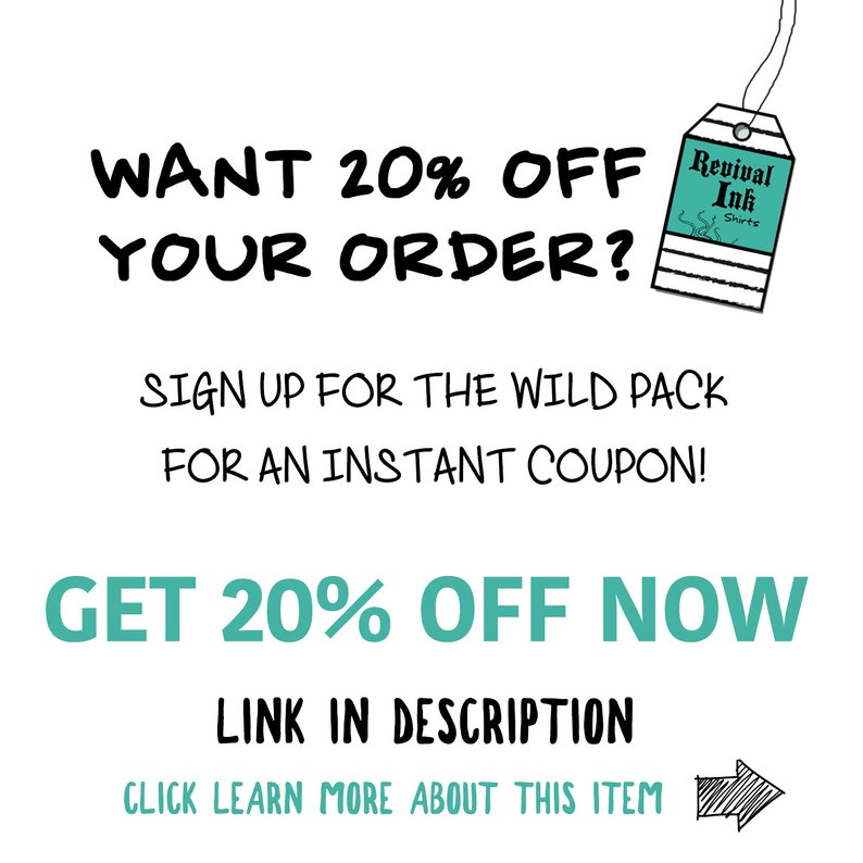 Op de afbeelding: Een afbeelding met de tekst "WANT 20% OFF YOUR ORDER?" en "SIGN UP FOR THE WILD PACK FOR AN INSTANT COUPON!" De tekst "GET 20% OFF NOW" staat in een groter lettertype en is teal van kleur. De tekst "LINK IN DESCRIPTION" staat onder de teal tekst. De tekst "CLICK LEARN MORE ABOUT THIS ITEM" staat onder de vorige tekst. Een zwarte pijl wijst naar rechts. Een wit label met zwarte tekst zegt "Revival Ink Shirts".