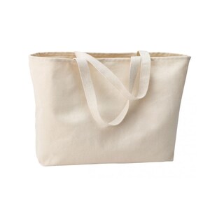 Op de afbeelding: Een effen witte canvas draagtas met twee lange hengsels.