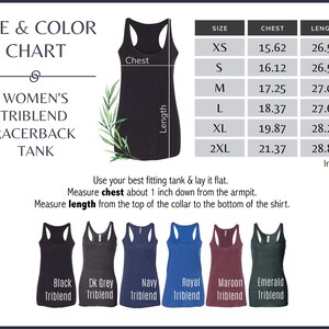 Pode incluir: Tabela de tamanhos para tops de costas nadadoras para mulheres em tecido triblend. A tabela mostra os tamanhos XS a 2XL com as medidas de peito e comprimento correspondentes em polegadas. A tabela tamb&eacute;m mostra seis op&ccedil;&otilde;es de cores diferentes: preto, cinza escuro, azul marinho, azul royal, vinho e esmeralda.