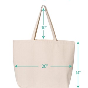 Op de afbeelding: Een grote, natuurlijke canvas tote bag met lange handvatten. De tas is 51 cm breed, 36 cm hoog en 25 cm diep.